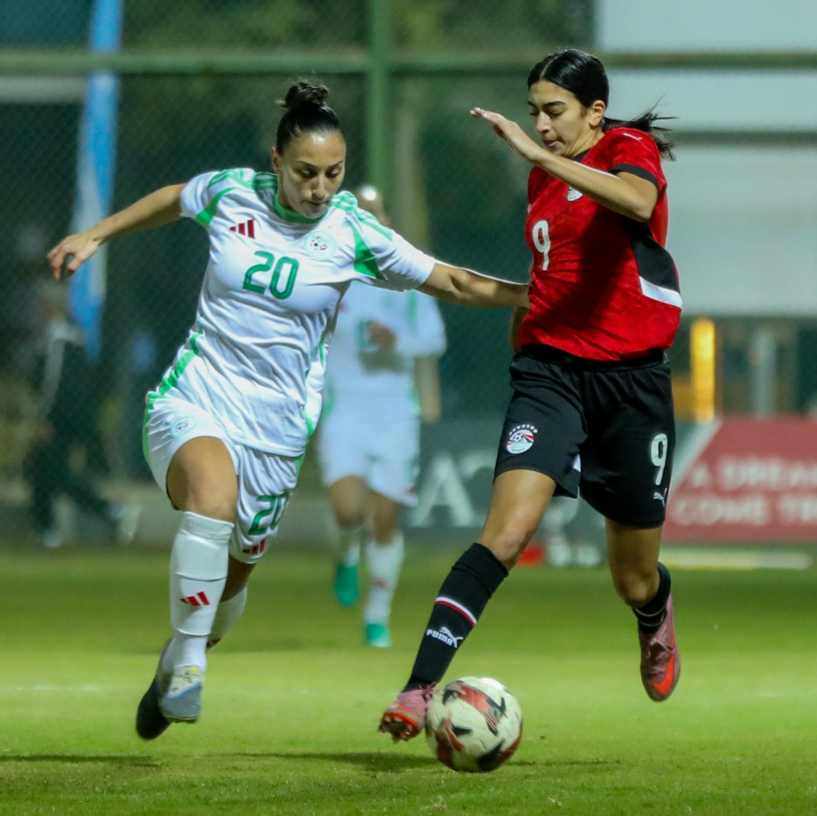 صور لقاء منتخب الكرة النسائية أمام الجزائر