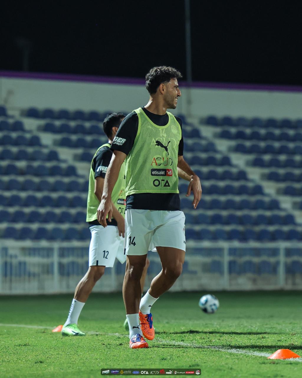 في حضور ابوريدة.. المنتخب الوطني يتدرب على ملعب هزاع بن زايد استعدادا لاوزبكستان