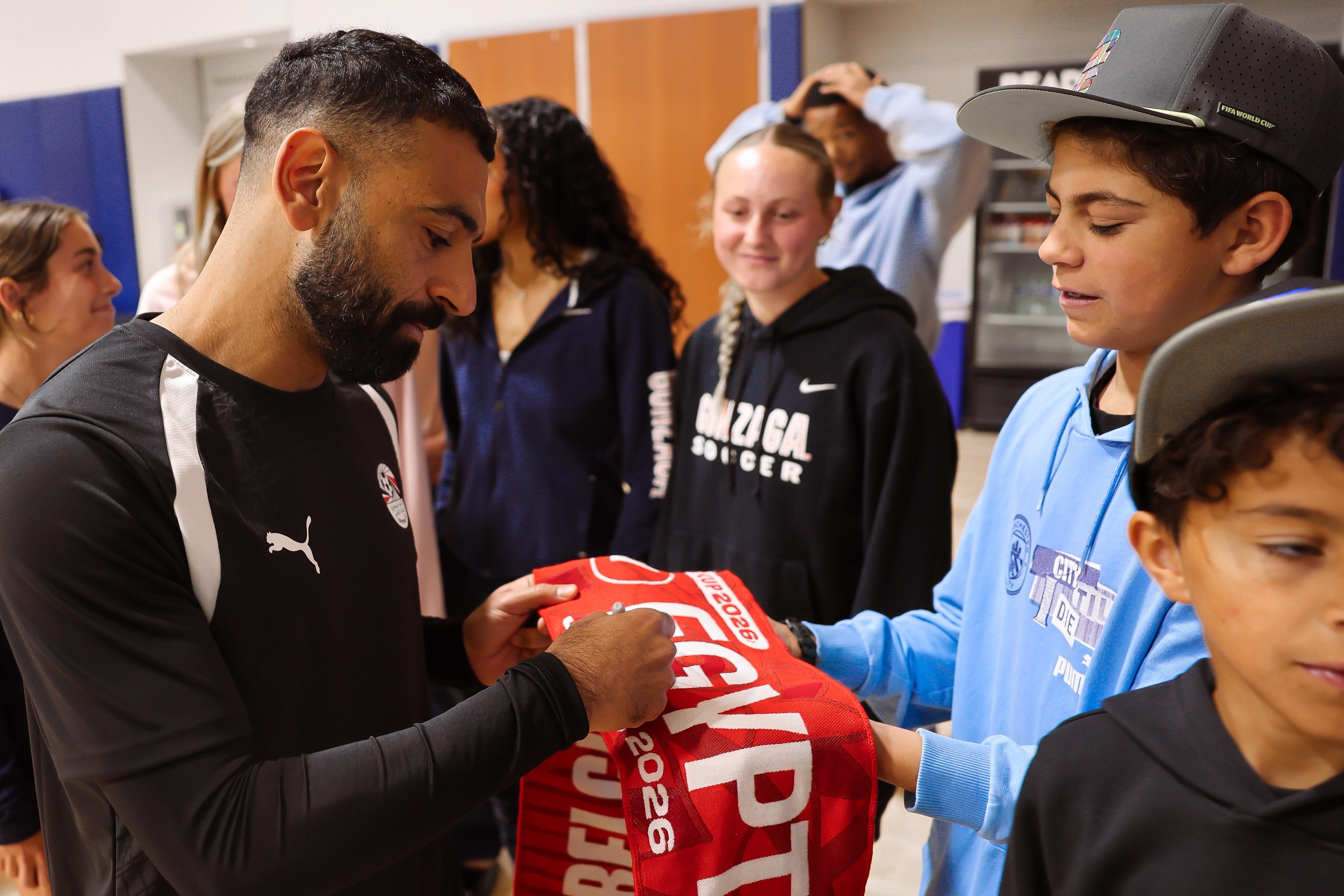بالصور.. قميص منتخب مصر  وصور جماعية إهداءً لجامعة جونزاجا في "سبوكين" 
