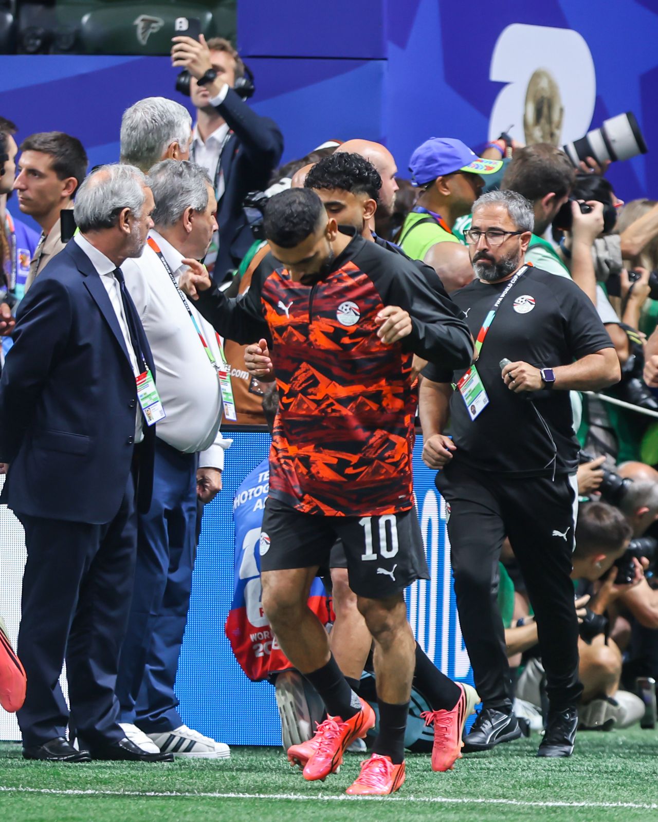 بالصور.. لاعبو منتخب مصر يخوضون فترة الإحماء قبل مواجهة الأرجنتين