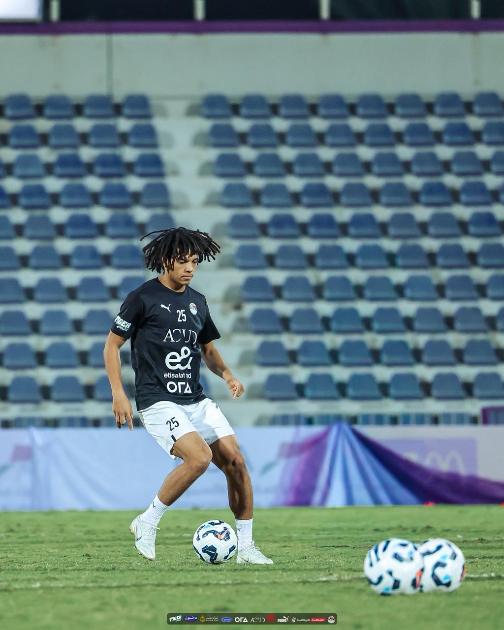 في حضور ابوريدة.. المنتخب الوطني يتدرب على ملعب هزاع بن زايد استعدادا لاوزبكستان